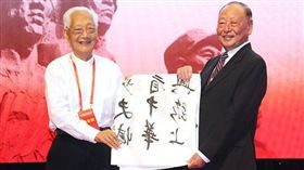 前國防部副部長王文燮接受中共退將方祖岐贈墨寶（翻攝自網路）