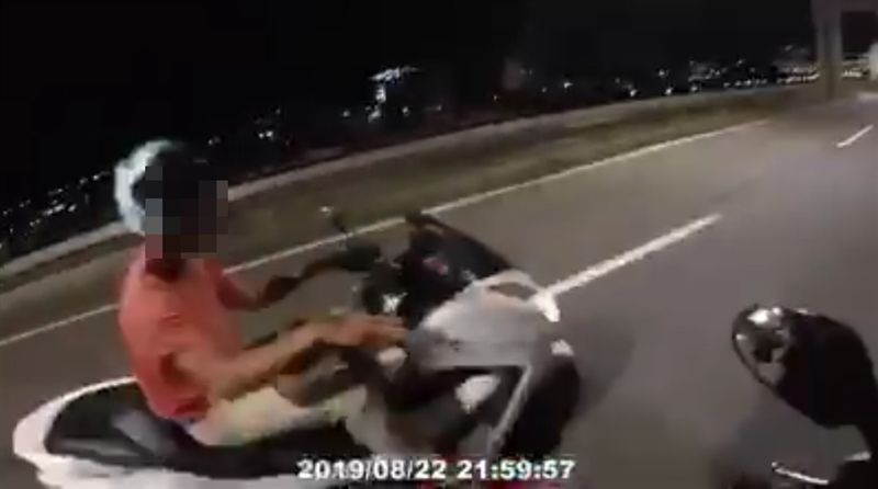 男違規騎快速道路　遭假警察逼車攔停