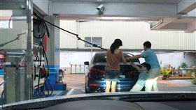 BMW駕駛加油開錯道！揪全家猛拉油管　上萬網友看傻眼（圖／翻攝自爆廢公社）