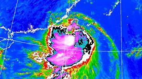 白鹿颱風登陸屏東(圖/中央氣象局臉書)