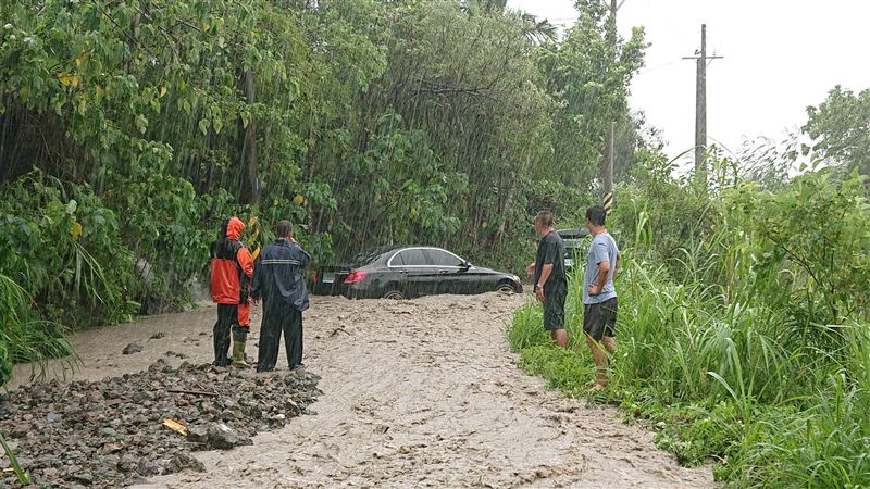 颱風天賞金針花　14名遊客受困山路