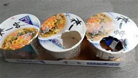 一名女網友在臉書貼出一排泡麵的照片，她向網友問到「沒被吃過的還敢吃嗎」，表示自己家存放的泡麵似乎遭到老鼠偷吃，一排總共3碗，只剩下最左邊的那一碗完好無缺，中間那碗則是直接被老鼠吃個精光，連調味包都不剩，讓她忍不住大嘆「老鼠應該去洗腎了吧」。（圖／翻攝自爆廢公社）