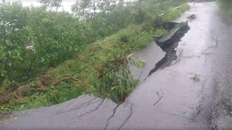 大武往金龍湖路面被掏空　禁止通行！