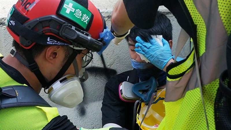 這次是左眼！港警開槍示威者慘中彈