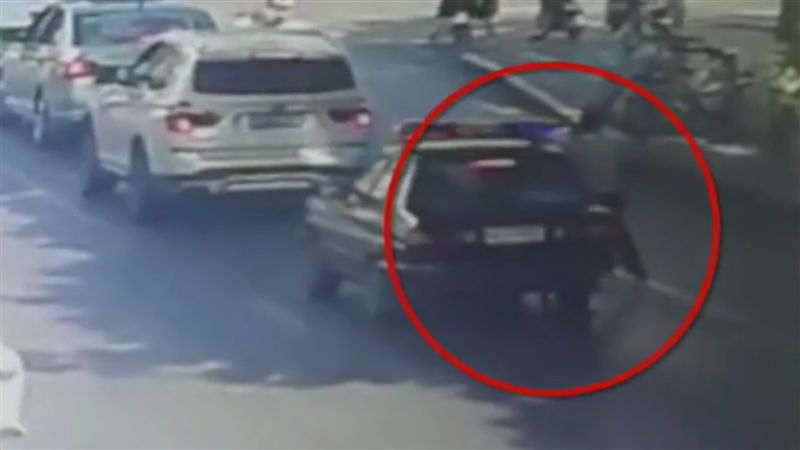 碰瓷新手第一次就撞「警車」　警傻眼