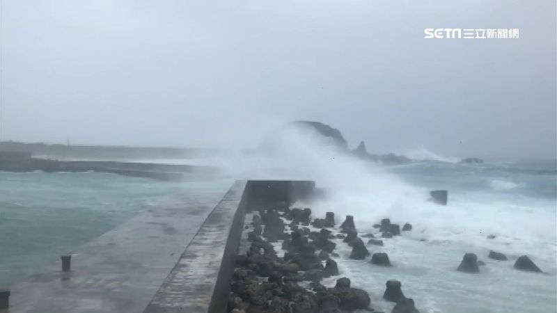 蘭嶼颳14級陣風　電線斷、路樹倒