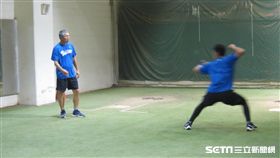 ▲富邦悍將投捕教練古久保健二（左）訓練戴培峰。（圖／記者蕭保祥攝影）