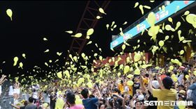 洲際棒球場熱情球迷。（圖／記者王怡翔攝影）