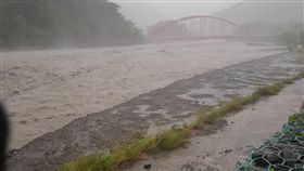 台東金崙溫泉溪水暴漲！民眾急撤離