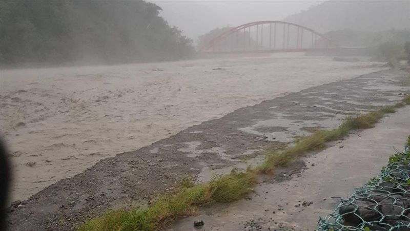 台東金崙溫泉溪水暴漲！民眾急撤離