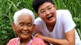 快樂嬤跟孫女快樂姐/YouTube

