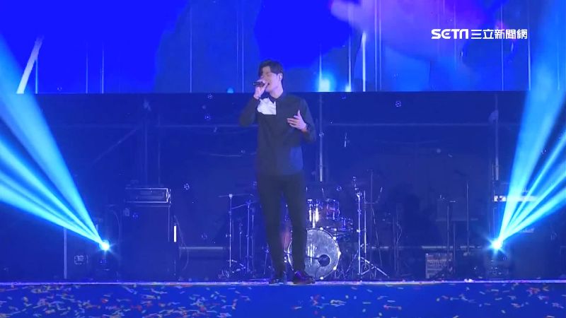 太愛周興哲！男「製工作證」潛演唱會