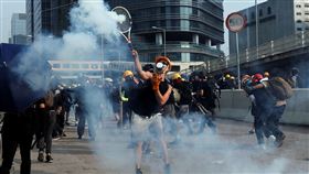 反送中／正面迎擊！港警狂射催淚彈　他用網球拍打回去，圖/路透社/達志影像
