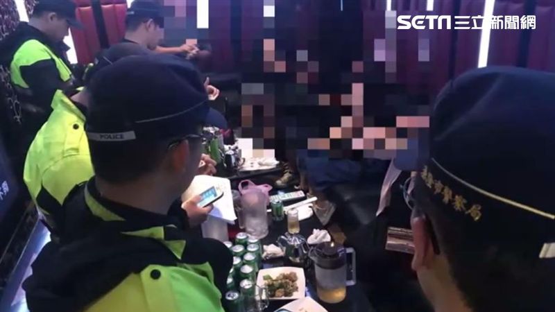 越南妹玩很大！全裸狂甩內褲挑逗酒客