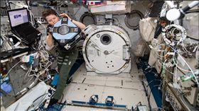 日前美國航空暨太空總署（NASA）一名女太空人麥克萊恩（Anne McClain）被踢爆在外太空值勤期間偷用NASA的電腦，登入她已離婚的同性伴侶銀行帳號，因此遭到起訴。麥克萊恩表示她只是想確認兩人的共有財產等問題，但目前案件已經進入司法程序，若她真的被定罪，這起事件將會成為美國第一起「太空犯罪」。（圖／翻攝自NASA推特）