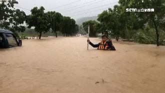 鹿野豪雨淹沒半車身　積水過胸未退…
