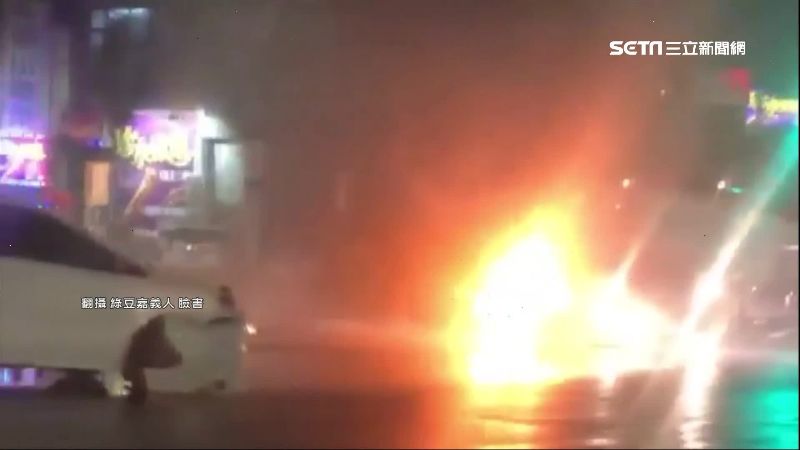 趕火場闖紅燈…台電工程車撞成火球