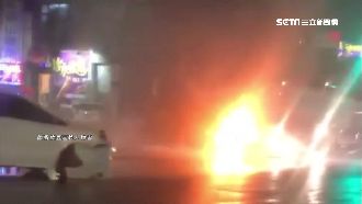 趕火場闖紅燈…台電工程車撞成火球