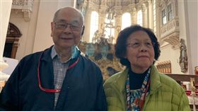 總統府前顧問鄭紹良（左）8月16日凌晨病逝於維也納，右為其妻鄭黃美玲。（圖／家屬提供）