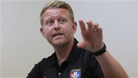 中華男足總教練　熱愛台灣桌菜文化來自英國的總教練蘭卡斯特（Louis Lancaster），在台執教中華男足2年多，他說，在西方世界裡，吃飯總是一人一盤，台灣的桌菜是項偉大發明，所有好吃的都在桌上，每個人都能夾到自己盤子裡來享用。中央社記者徐肇昌攝　108年8月25日