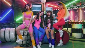 AMOi－AMOi穿上超高叉泳衣跳有氧舞。（圖／翻攝自AMOi－AMOi臉書粉絲團）