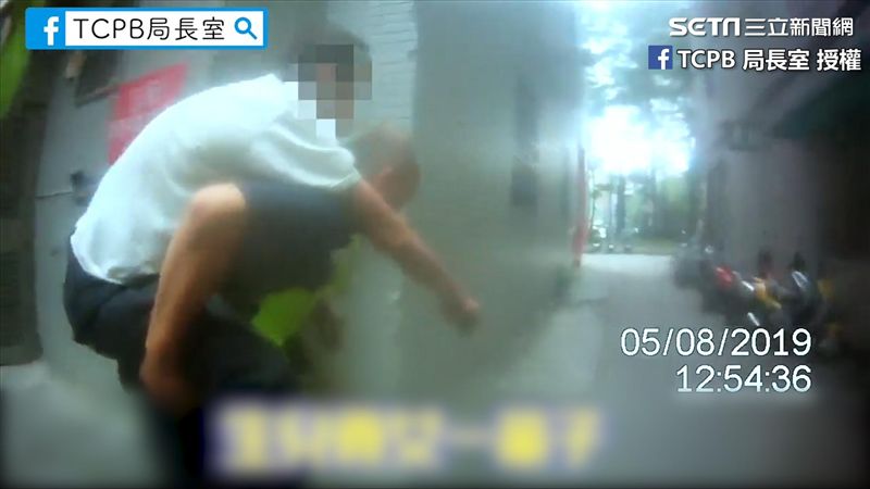 老翁倒路邊走不動　暖警一路背回家