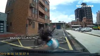 視線死角突竄出！單車女慘遭轎車撞飛
