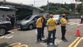 台北市嘉興街與信安街口驚傳下水道有具帶肉白骨，環保局清潔人員嚇得趕緊報案（楊忠翰攝）