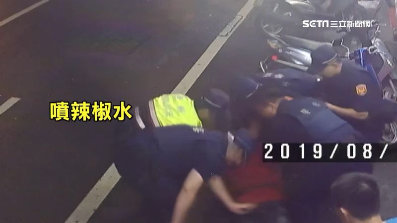 醉漢咆哮大鬧街頭　欲攻擊警遭過肩摔