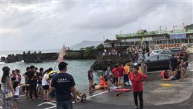 屏東縣，恆春，紅柴坑漁港，休旅車，失控，落水，受困