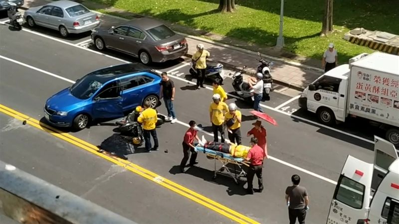 「2個小孩需要她」騎士遭違規車撞亡