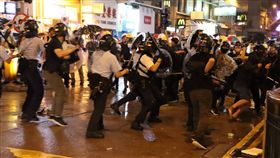 港警被圍毆開槍示警  疑似反送中首度發射實彈（3）香港「反送中」遊行25日晚疑似首度出現警方發射實彈。入夜後，有約10名員警在抗爭現場遭示威者包圍追打，被圍員警拔出隨身的左輪手槍對空鳴槍示警，示威者一哄而散，並遭增援的員警追捕。圖為混戰場景。中央社記者張謙香港攝  108年8月25日