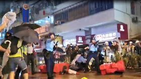 港警被圍毆開槍示警  疑似反送中首度發射實彈（1）香港「反送中」遊行今晚疑似首度出現警方發射實彈。入夜後，有約10名員警在抗爭現場遭示威者包圍追打，被圍員警拔出隨身的左輪手槍對空鳴槍示警，示威者一哄而散，並遭增援的員警追捕。中央社記者張謙香港攝 108年8月25日
