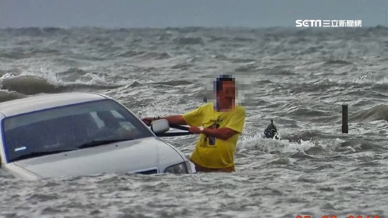 男撿貝類碰漲潮　連人帶車糗困海中央