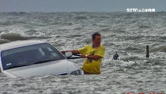 男撿貝類碰漲潮　連人帶車糗困海中央