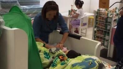 大媽IKEA展示床換尿布！網友傻眼