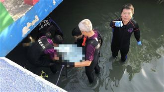 老翁突推失智妻入水！兒狂衝只救回母