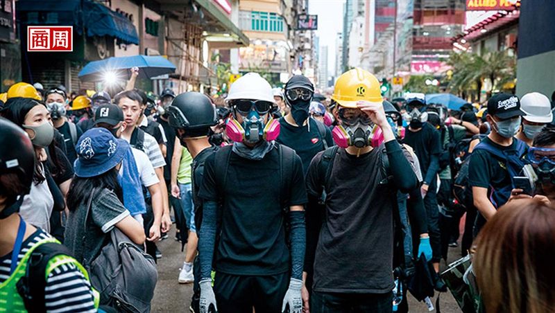 香港人狂搬台灣防毒面罩進前線！
