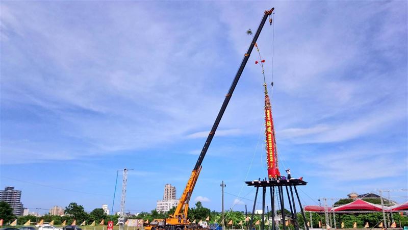 頭城搶孤飯棧　遭颱風吹倒重新豎立