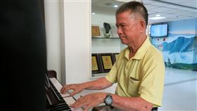 陳豐鎮,鋼琴,中風,復建,散播歡樂(圖/中央社)