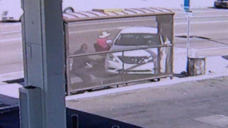 驚險瞬間！轎車撞公車亭　老婦逃死劫