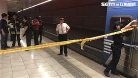 台北市南港火車站婦人落軌命危現場（翻攝畫面）