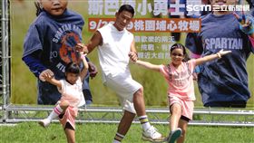 亮哲坦言有時會將兩個女兒當啞鈴。（圖／記者蕭翰弦攝影）