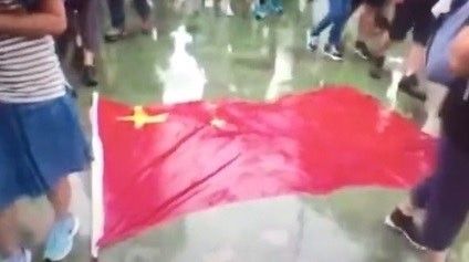 五星旗扔地任人踐踏羞辱…央視氣炸了