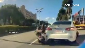 機車竟自走！騎士摔地車奔馳轟炸前車