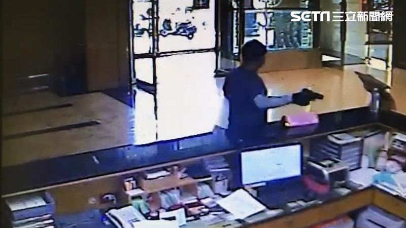 男搶彰化六信又開槍　內部監視器曝光
