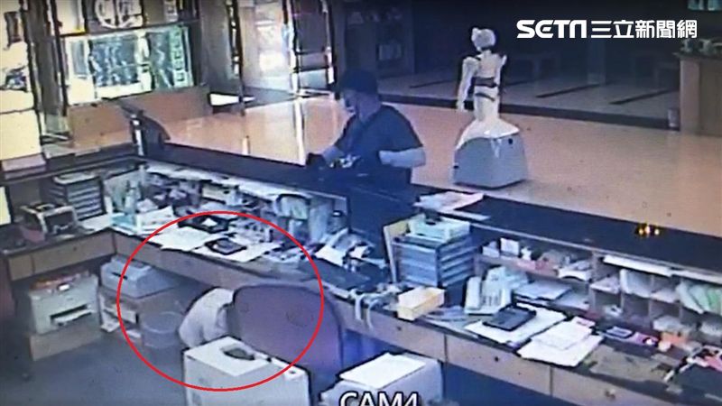弟車禍亡身背索賠金　哥搶銀行被重判