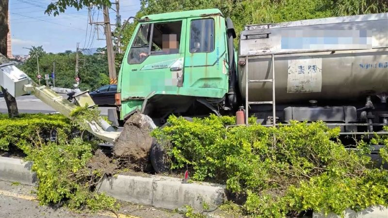 油罐車煞車壞了！機警駕駛一招避釀災