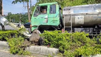 油罐車煞車壞了！機警駕駛一招避釀災