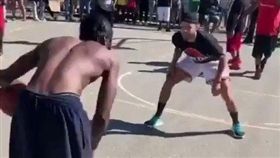 NBA／親民MVP！野生柯瑞打街球
NBA,金州勇士,Stephen Curry,Ayesha Curry,慈善
翻攝自推特